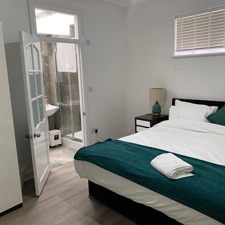 Serene Suites: Family-Friendly Retreat with Free Parking and Wi-Fi Ilford Exterior photo