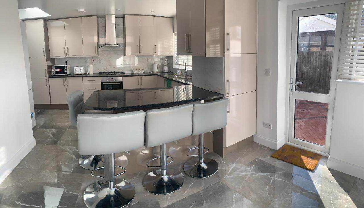 Serene Suites: Family-Friendly Retreat with Free Parking and Wi-Fi Ilford Exterior photo
