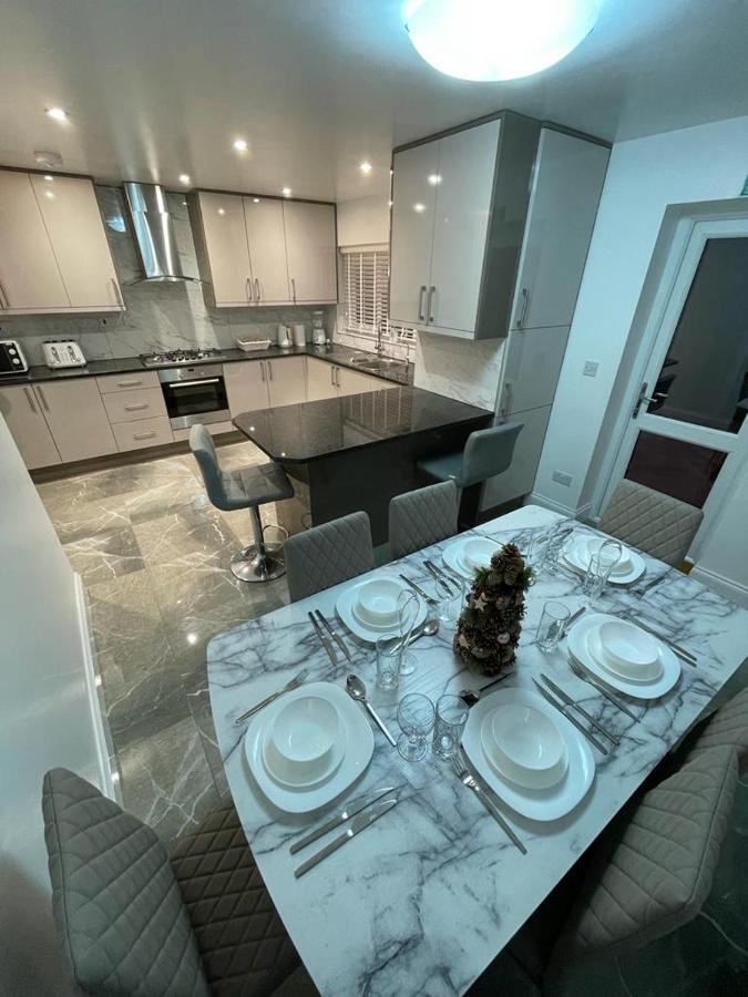 Serene Suites: Family-Friendly Retreat with Free Parking and Wi-Fi Ilford Exterior photo