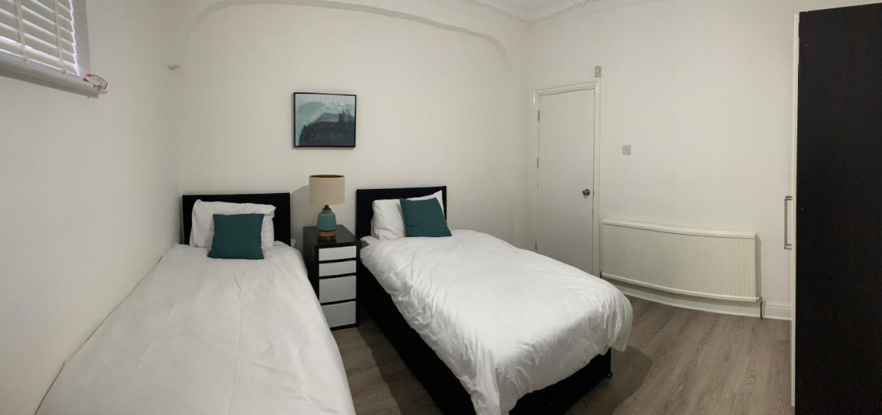 Serene Suites: Family-Friendly Retreat with Free Parking and Wi-Fi Ilford Exterior photo
